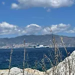 A Piedi Nudi Sullo Stretto 1 *